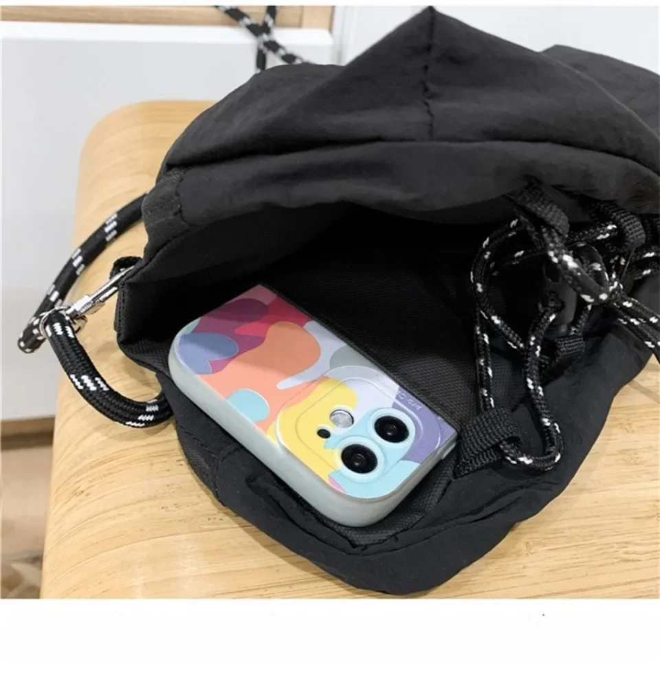 Unisex Camp Messenger Bag, große Kapazität, Umhängetasche für Männer und Frauen, robuster Nylon-Wander- und Reiserucksack – Detail 16