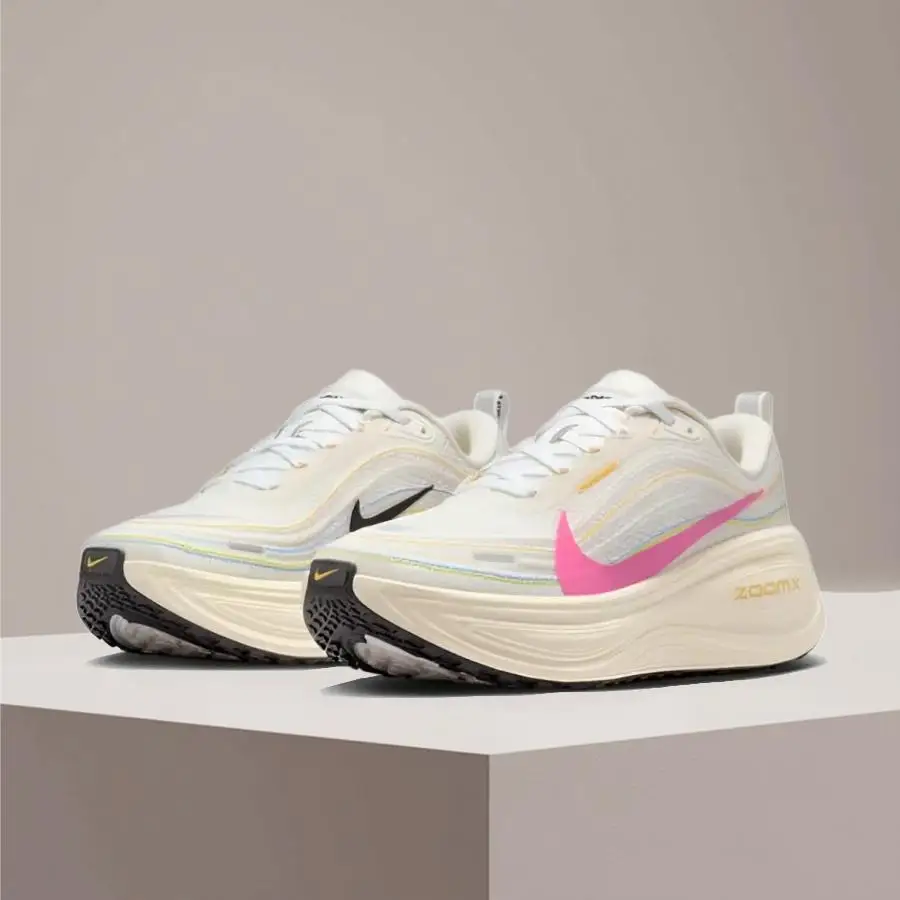 

Женские кроссовки Nike Vomero Plus лимитированной серии в мягких тонах: стильные и удобные, с амортизацией, модель IQ1154-161.