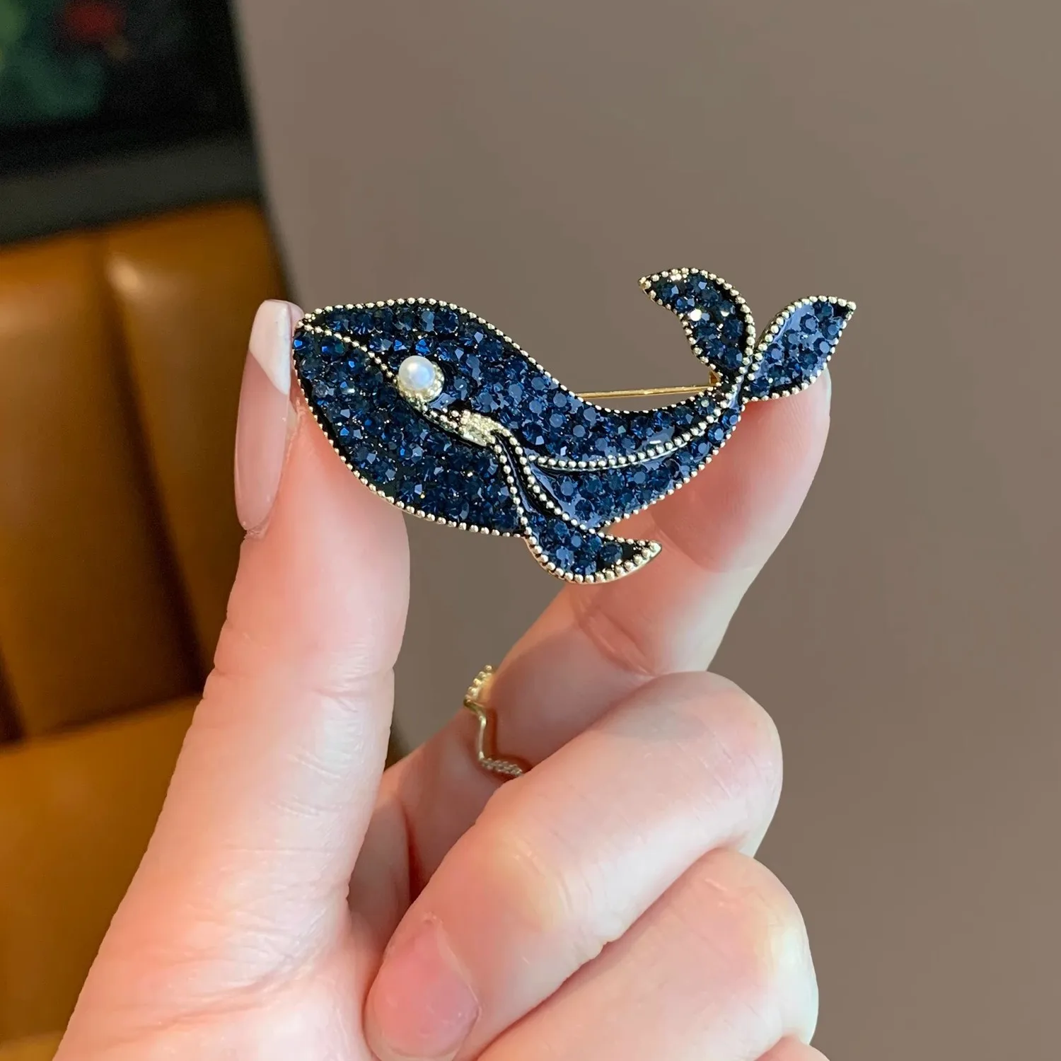 Broches criativos de Rhinestone Blue Whale para mulheres e homens, broche de luxo Pearl Animal, alfinetes de lapela, joalheria, moda retrô