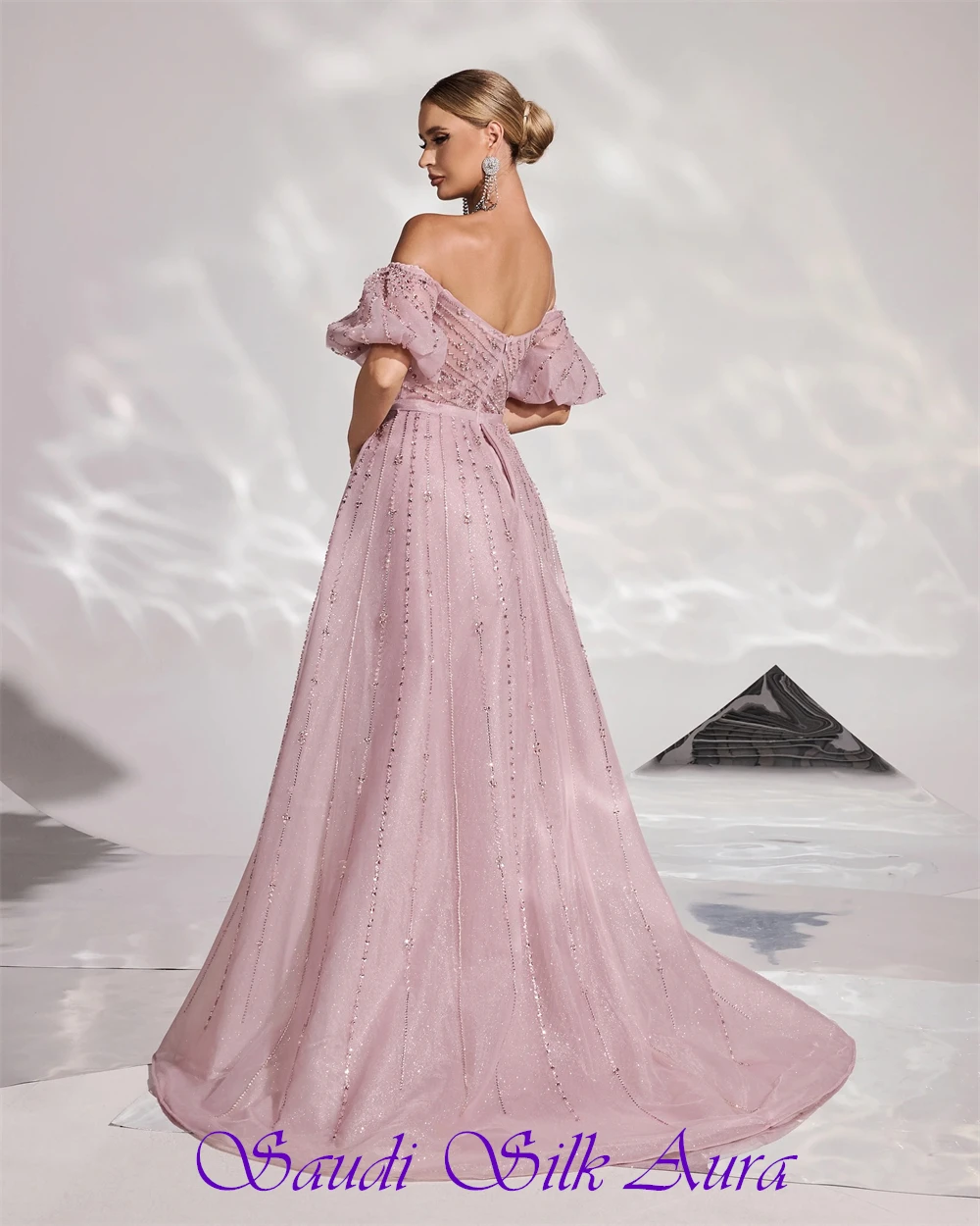 Abito da sera elegante in organza rosa personalizzato Abito da celebrità sexy con scollo a barca e maniche corte Abito da ballo con strascico morbido e dritto