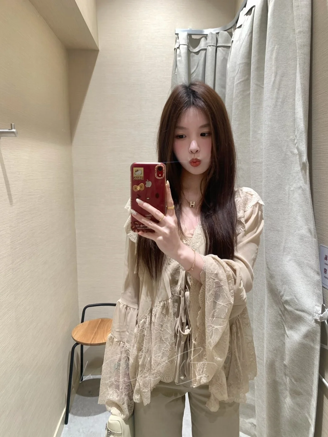 

Романтичная женская блузка свободного кроя с кружевными вставками, длинными рукавами-колокол, V-образным вырезом, дышащая, комфортная, приятная к телу, весенняя коллекция