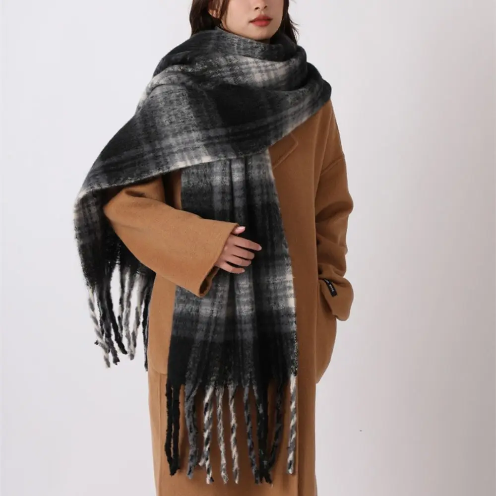 Bufanda de lana a cuadros de Mohair Retro, bufandas de Cachemira de invierno con borlas de felpa, Mantón largo grueso y cálido para mujeres/hombres