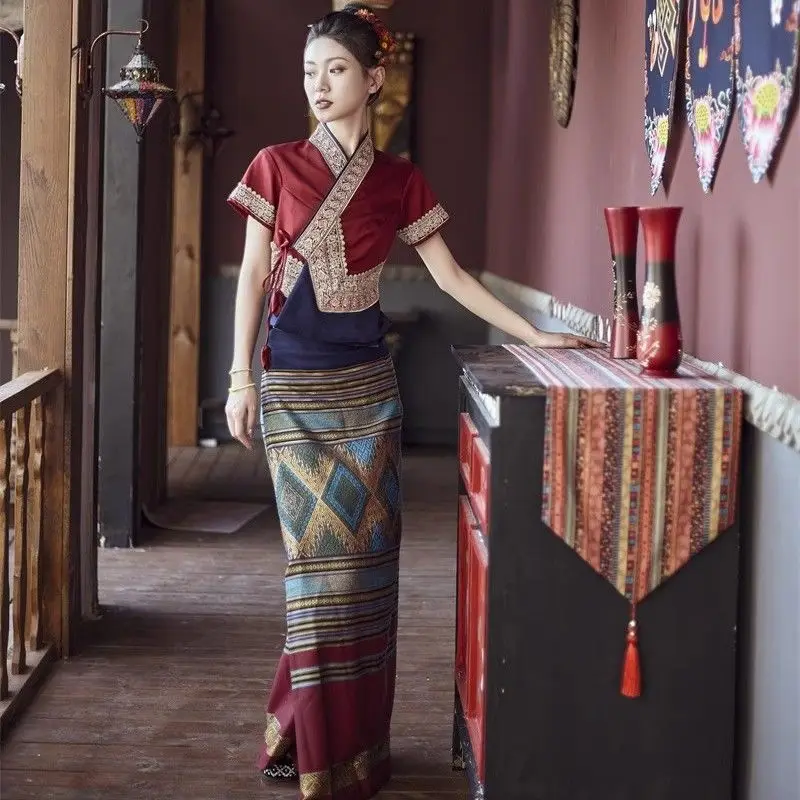 A Chinese Dai ethnic group wine red seven-quarter sleeve skirt and Southeast Asian-style ethnic costume set