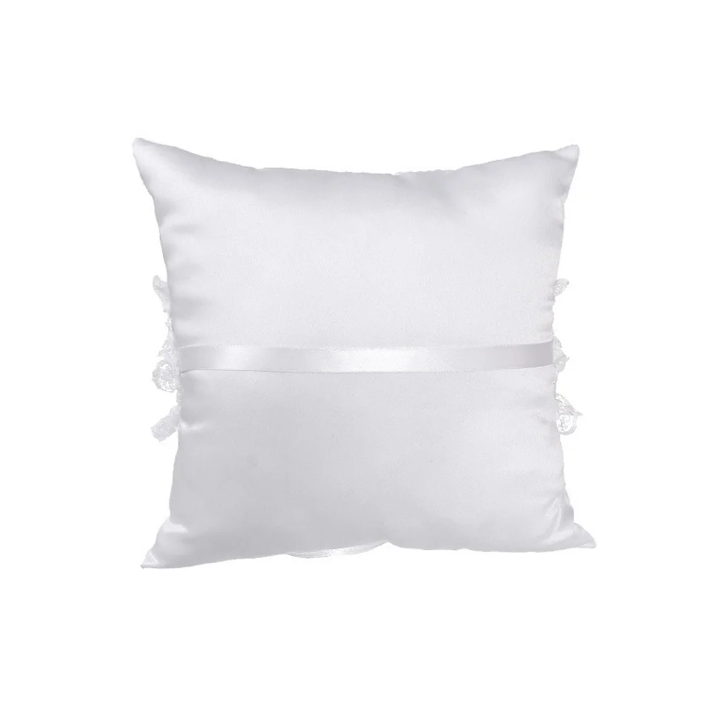 Белая кружевная подушка