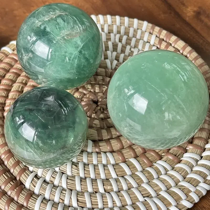 

Natural Stone Crystal Round Green crystal Ball Beads Reiki Polishing Massage Ball Reiki power Living Room Decoration Crafts 118