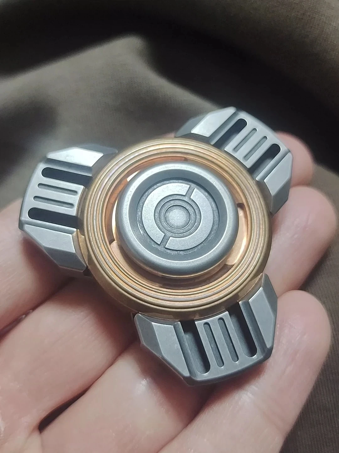 Lao Wu plays with me and enjoys the stainless steel body, copper inner ring gyroscope EDC