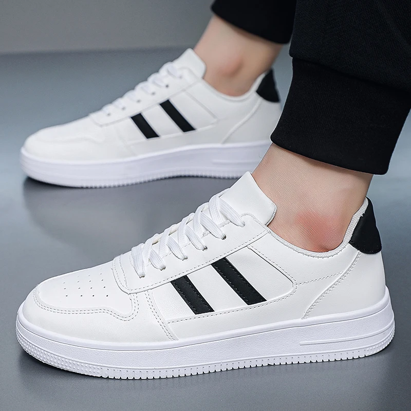 Nuevas zapatillas blancas de otoño 2025 para hombre y zapatos casuales gruesos de caña alta: livianos, que aumentan la altura y cómodos