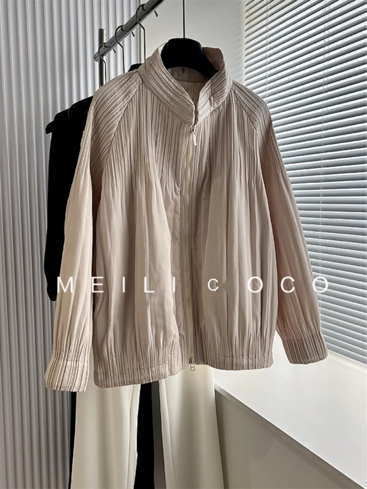 Miyake Solid Standing Collar Short Jacket 2024 Autumn New Nine Minute Sleeve Loose Slim Zipper Design Pleated Bluzka damska