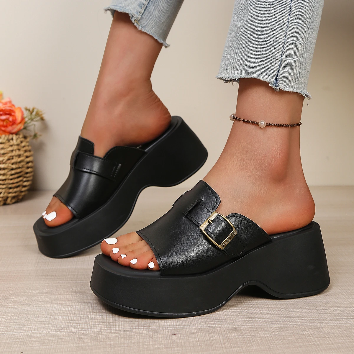 

Simple Solid Color and High Soled Casual Women's Slippers Summer New Refreshing and Comfortable Joker Outdoor Slippers.