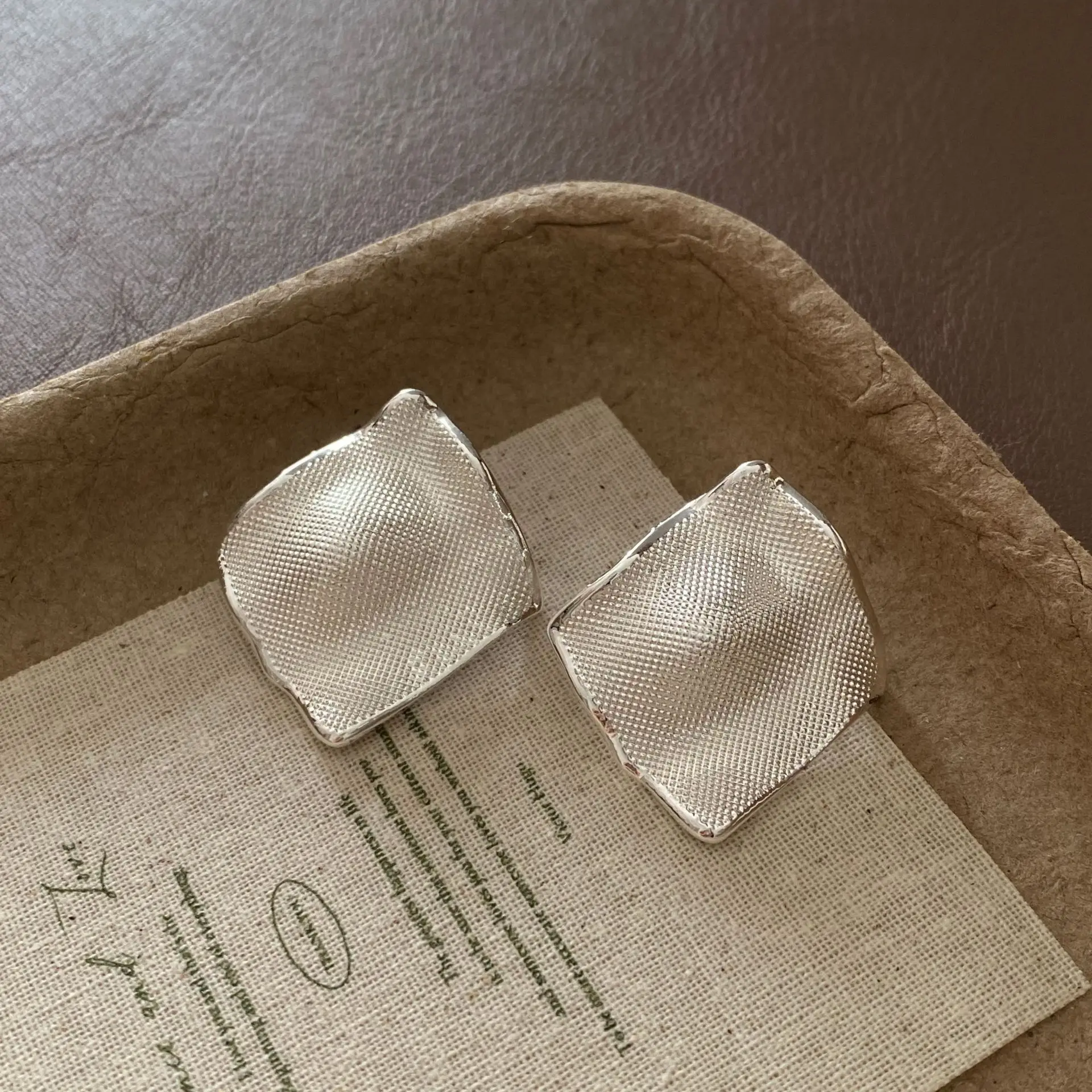 

European and American style textured metal stud earrings 925 silver needle temperament ins style versatile high-end sense light