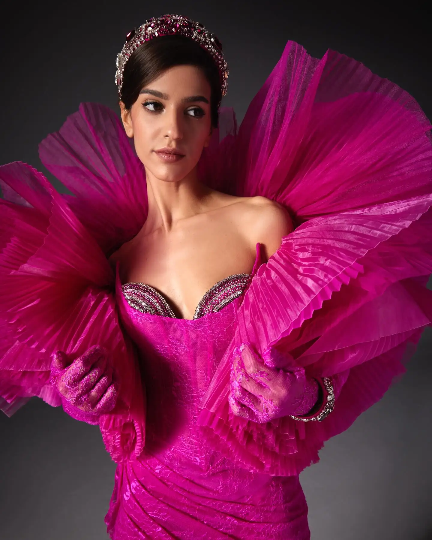 Gaun malam terpisah renda Fuchsia yang menakjubkan dengan gaun pesta Formal mode Lengan Tulle berlipat Ruched Arab kristal berkilau