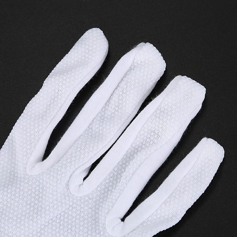 Par de guantes protectores antideslizantes de algodón blanco para conducir