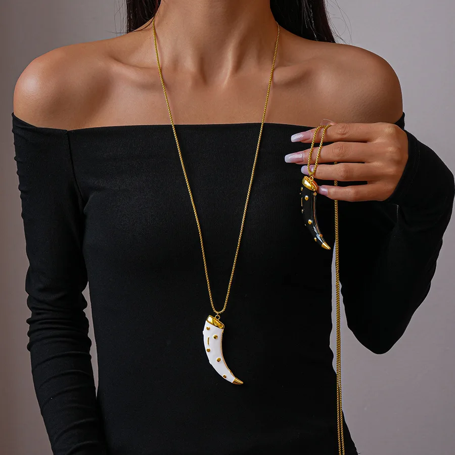 Vintage Creative Dripping Oil Ox Horn Pendant Necklace for Women Unique Design Long Sweater Chain Daily Hanging Neck Accessory