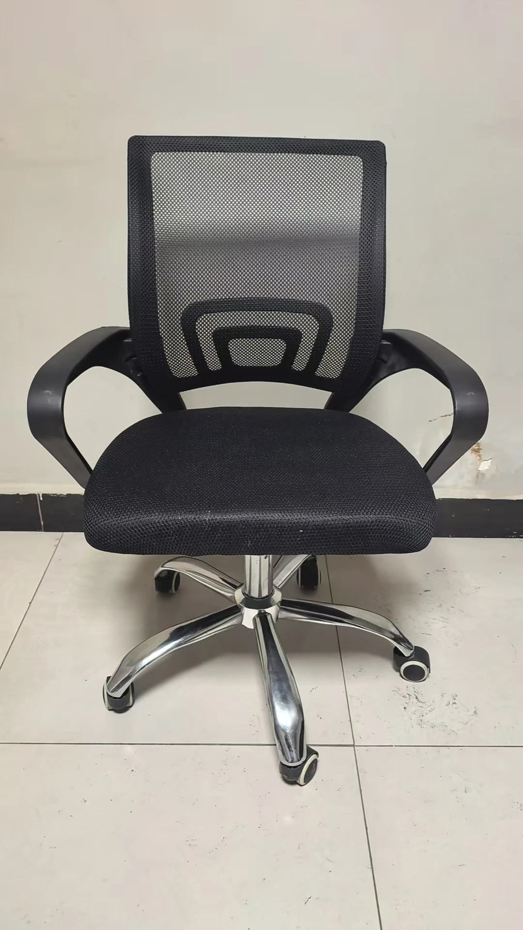 Lifting rotating mesh sponge office chair, iron and nylon breathable lightweight chair, suitable for gaming office banquets