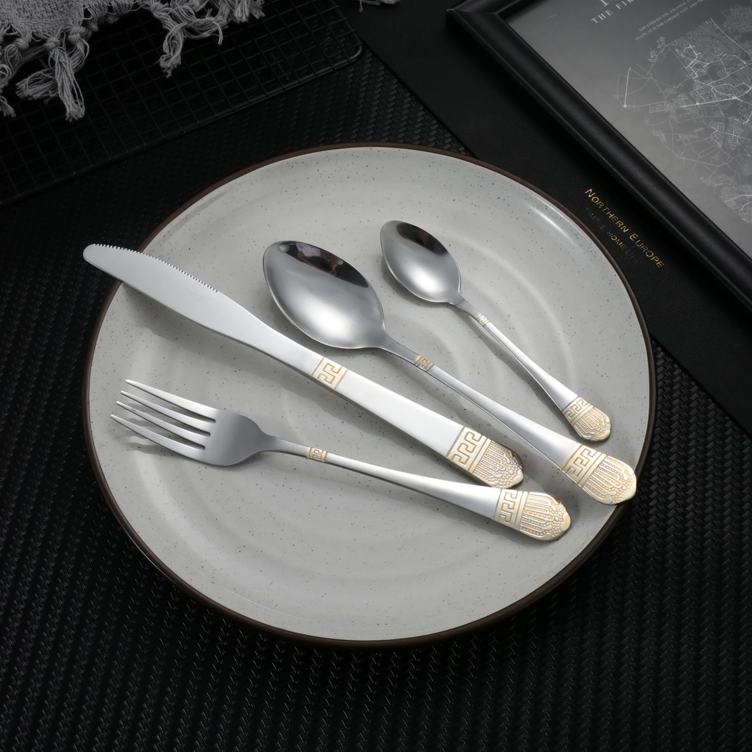 4/5/6/7/24/30 Western style stainless steel crown tableware set, gold tableware knife, fork, spoon, reusable