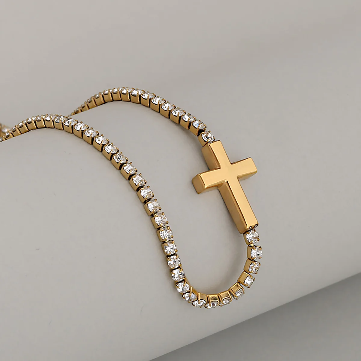 

Изысканное ожерелье-крестик из нержавеющей стали с яркими бриллиантами, инкрустированными бриллиантами, для женщин, элегантное и стильное.