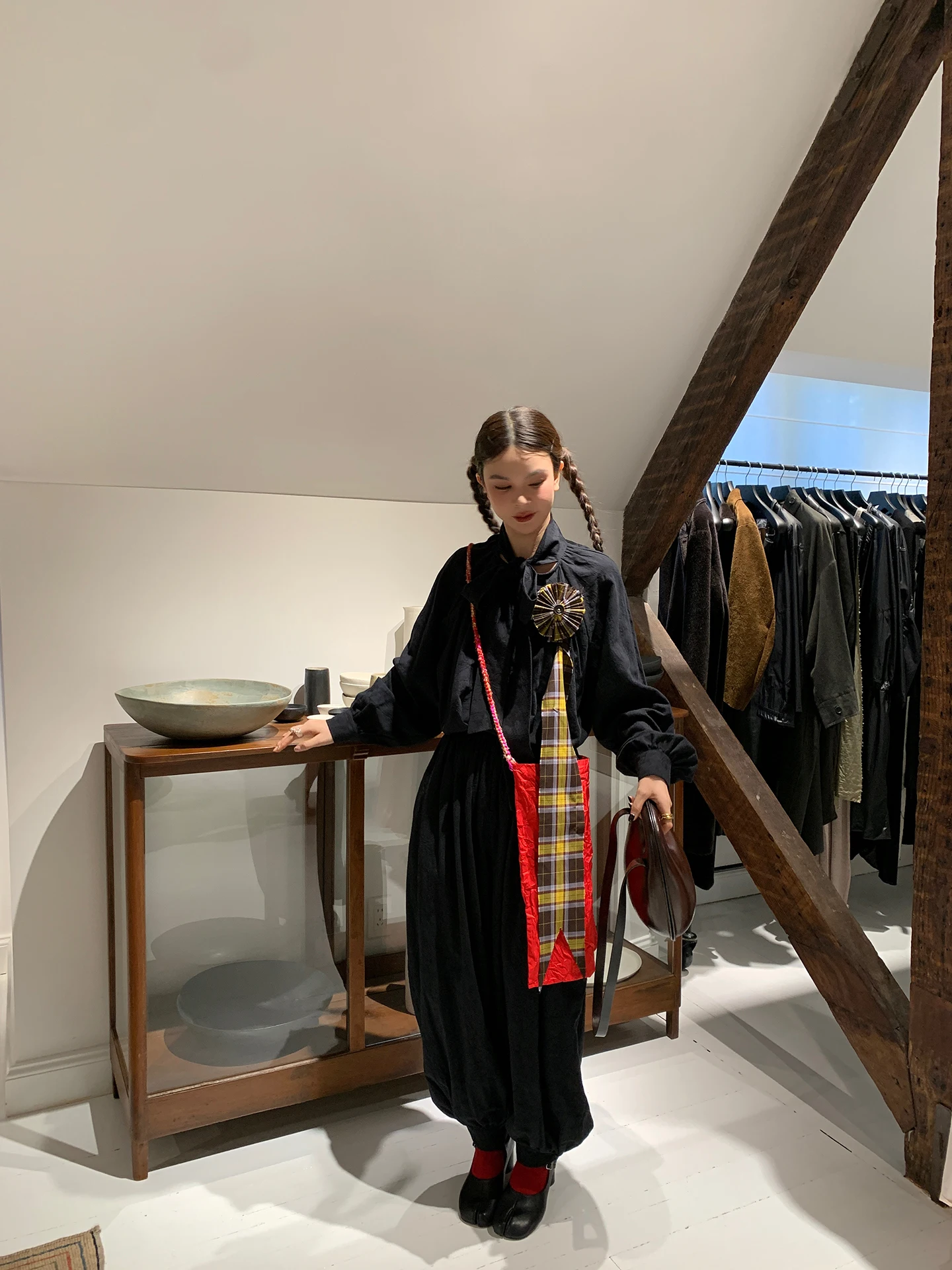 

Комплект Le Rouge Bla: рубашка с длинным рукавом и брюки-фонарики с тай-дай принтом, модный стиль, с цветочной вышивкой, женский, хлопковый