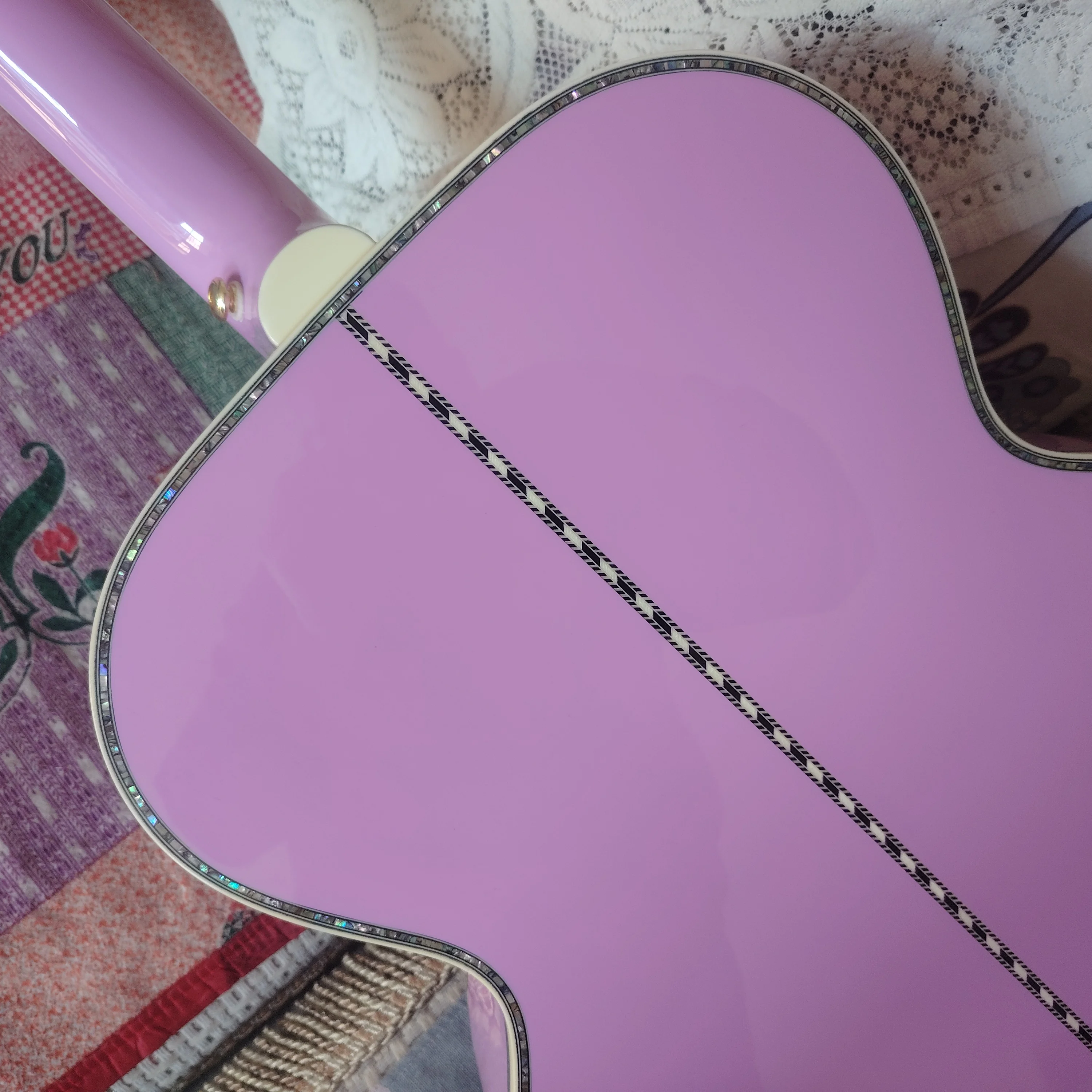 

High quality J-200-43 inch, 6-string acoustic guitar in stock, redwood fingerboard, spruce top