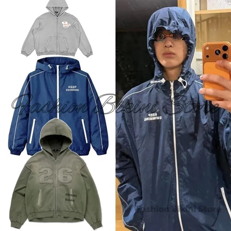 Image of Grau gefärbte Windjacke mit Kapuze ARIRANG, KEEP SWIMMING Textdruck, durchgehender Reißverschluss, leichter, winddichter Mantel, leichtes Oberteil