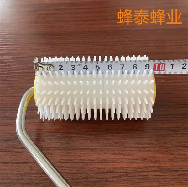 A Plastic Handle Roller Honey Cutting Fork, Beekeeping Tools, Honey Cutting Knife, Glue Collector