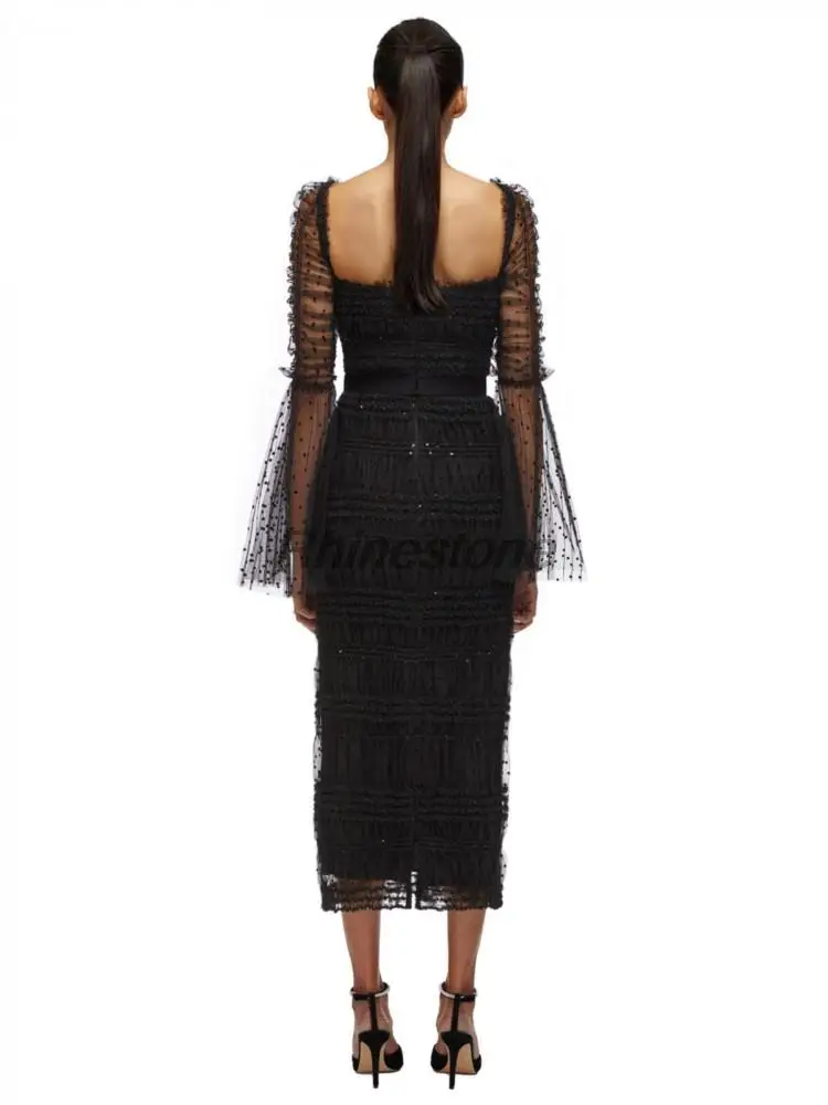 Vestido de noche elegante con mangas acampanadas de malla de perspectiva negra, cuello cuadrado, cintura envuelta