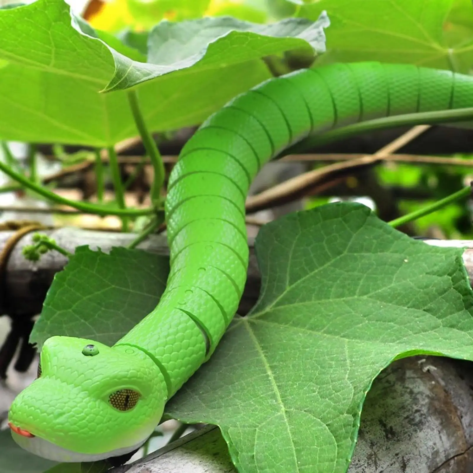 Remote Control Snake Toy Electric PVC Action Figure Simulation Crawling Robot for Halloween Party Favor Pranks