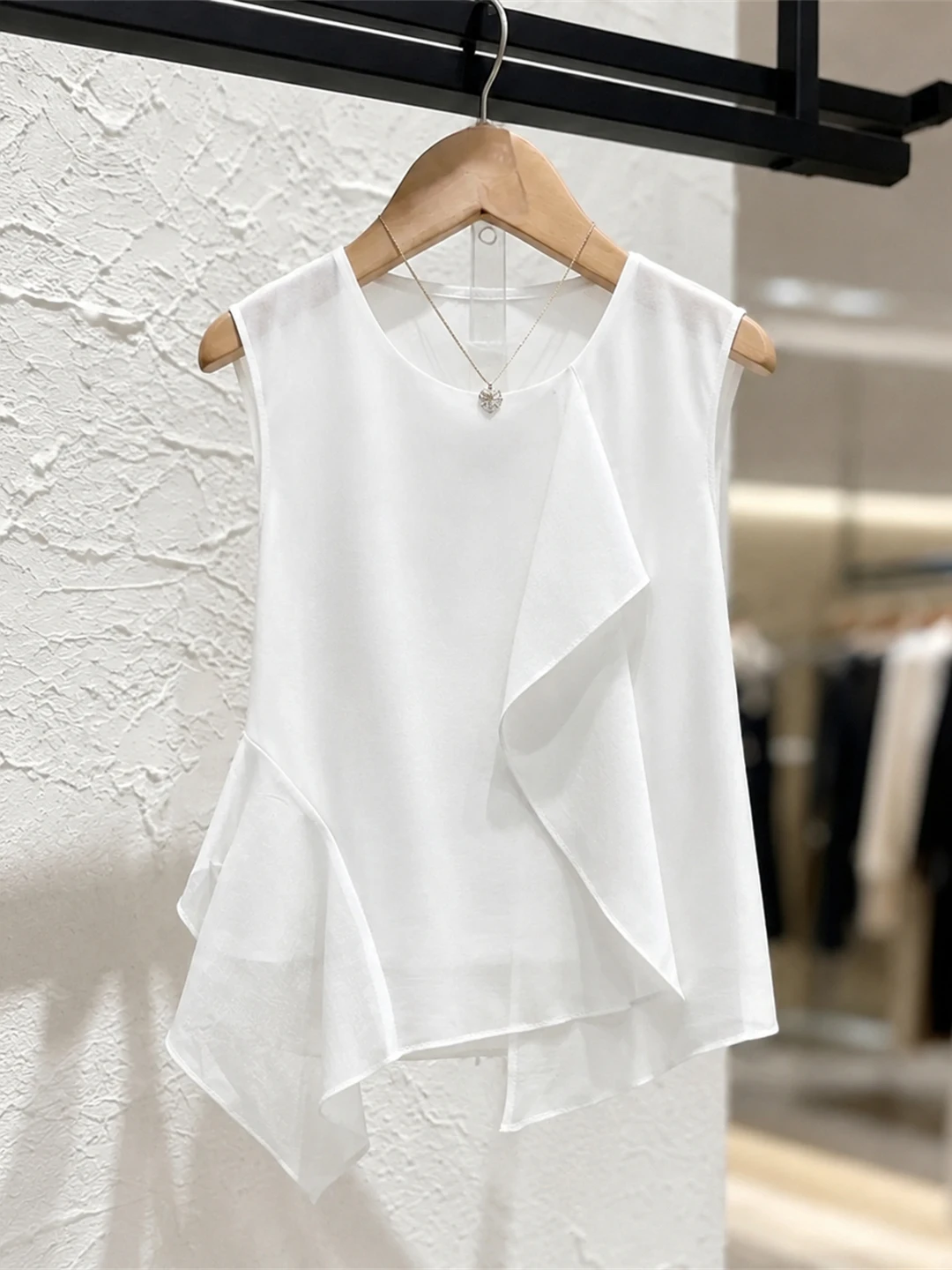 

Elegant Simple Knowledgeable Sleeveless Ruffle Hem Top Commute Style Summer 2026 Silk Material round Neckline Color