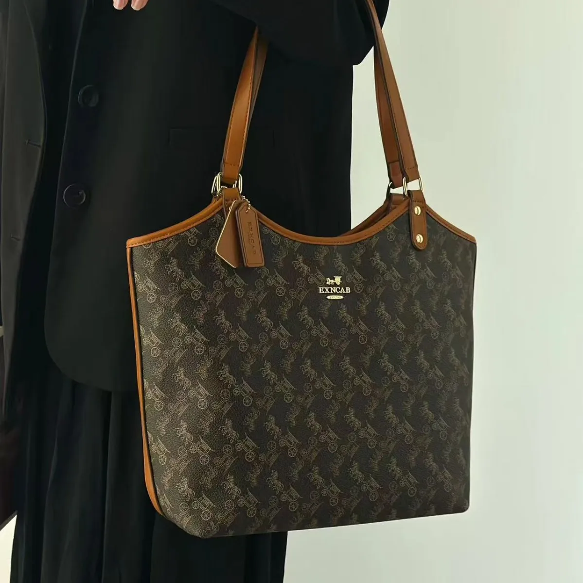 

Модная повседневная парижская сумка для подгузников для женщин, стильная кожаная сумка через плечо, дизайнерская шикарная сумка-мессенджер и сумка на плечо.