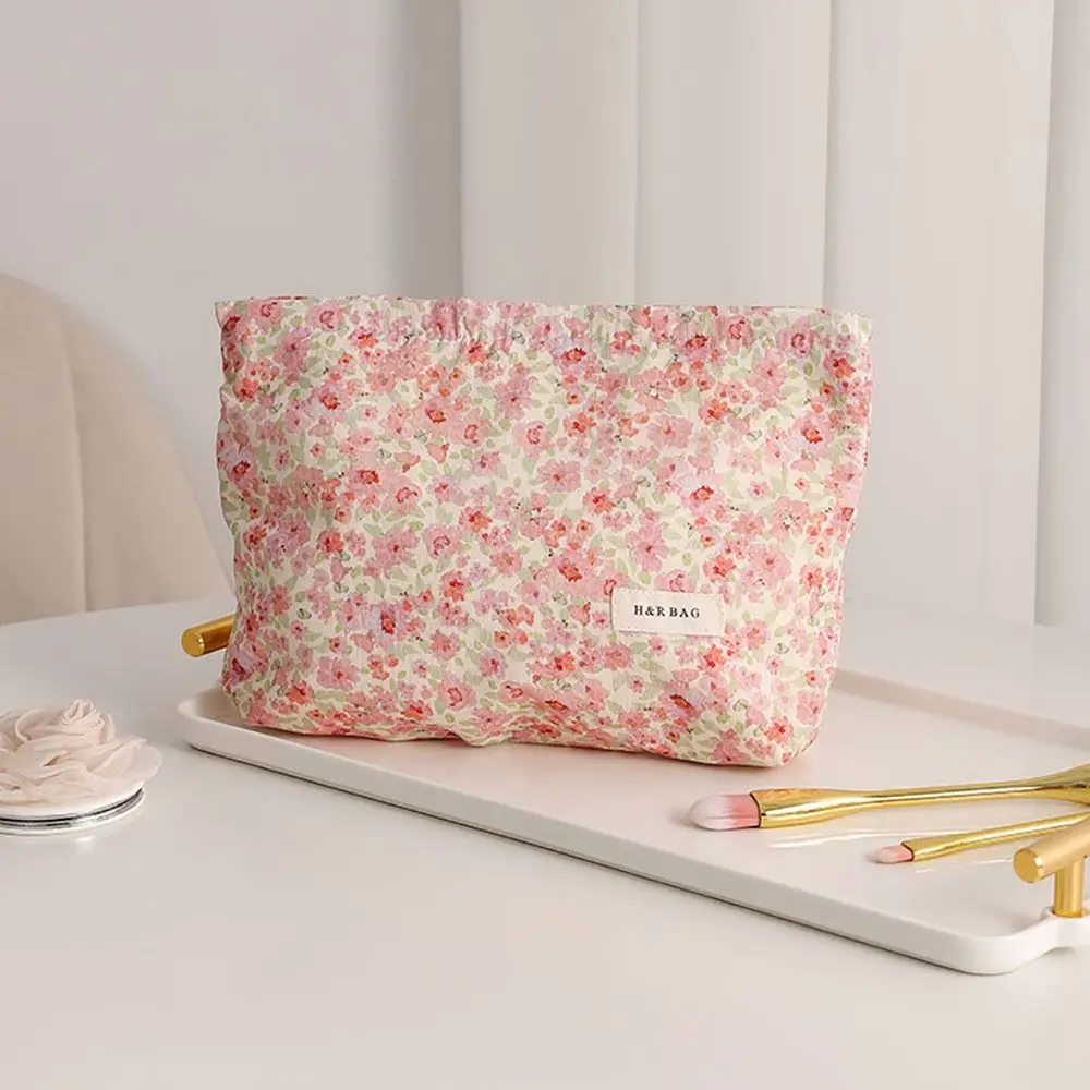 Delicate Large Capacity Makeup Bag Travel Organizer Portable Cosmetic Bag Washbag