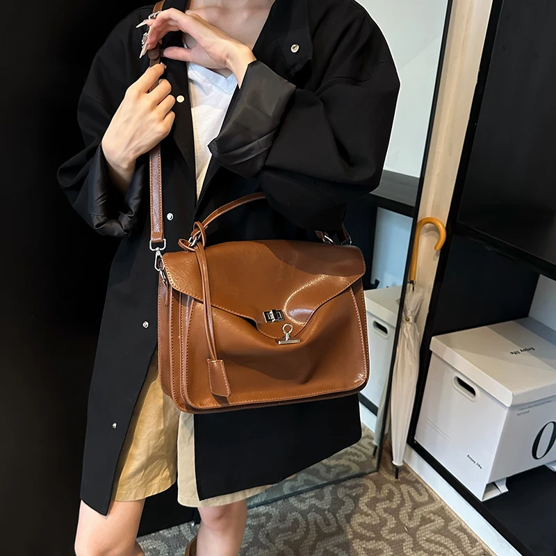 Bolso de hombro de cuero suave de lujo para mujer, bolso de mano de gran capacidad, bolso cruzado de viaje de moda Retro, bolso de cartero con cerradura elegante