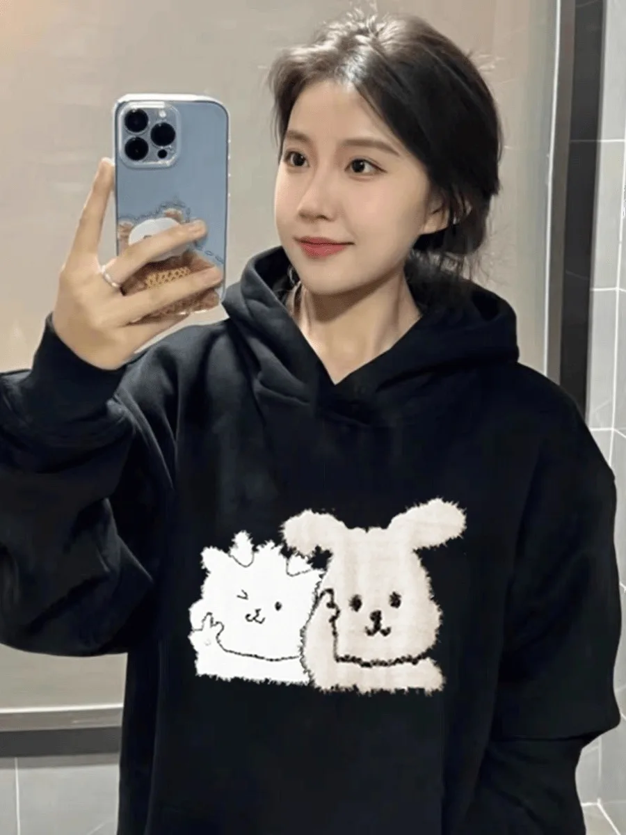 เสื้อฮู้ดพิมพ์ลายการ์ตูนน่ารักสำหรับผู้หญิง ฤดูใบไม้ร่วง ฤดูหนาว 2025 รุ่นใหม่ ทรงโอเวอร์ไซส์ สีดำ สไตล์ลำลอง เสื้อคลุมแบบสวมหัว Y2K เสื้อผ้าสไตล์คาวาอี้