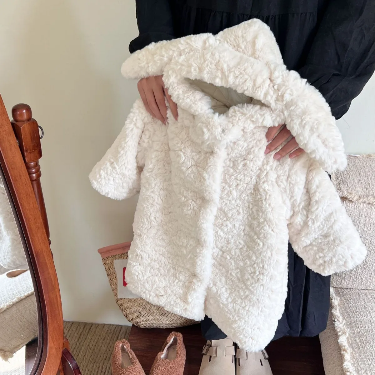 Girls' outerwear 23 autumn and winter clothing new Korean version thick lamb wool outerwear cute furry sweater for baby girls