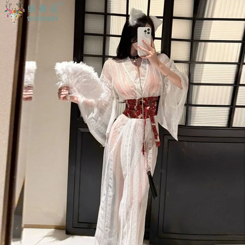 مثير الكبار المرأة اليابانية نمط كيمونو شبه شفافة إغراء حمام منامة زوجين لعبة تفاعلية غامضة بيضاء الغزل بالإضافة إلى حزام أحمر مخطط جميل منحنى لطيف سخي جو جميل من التفاصيل كاملة من النضج الملكي الأخت الرجعية سحر نمط أن