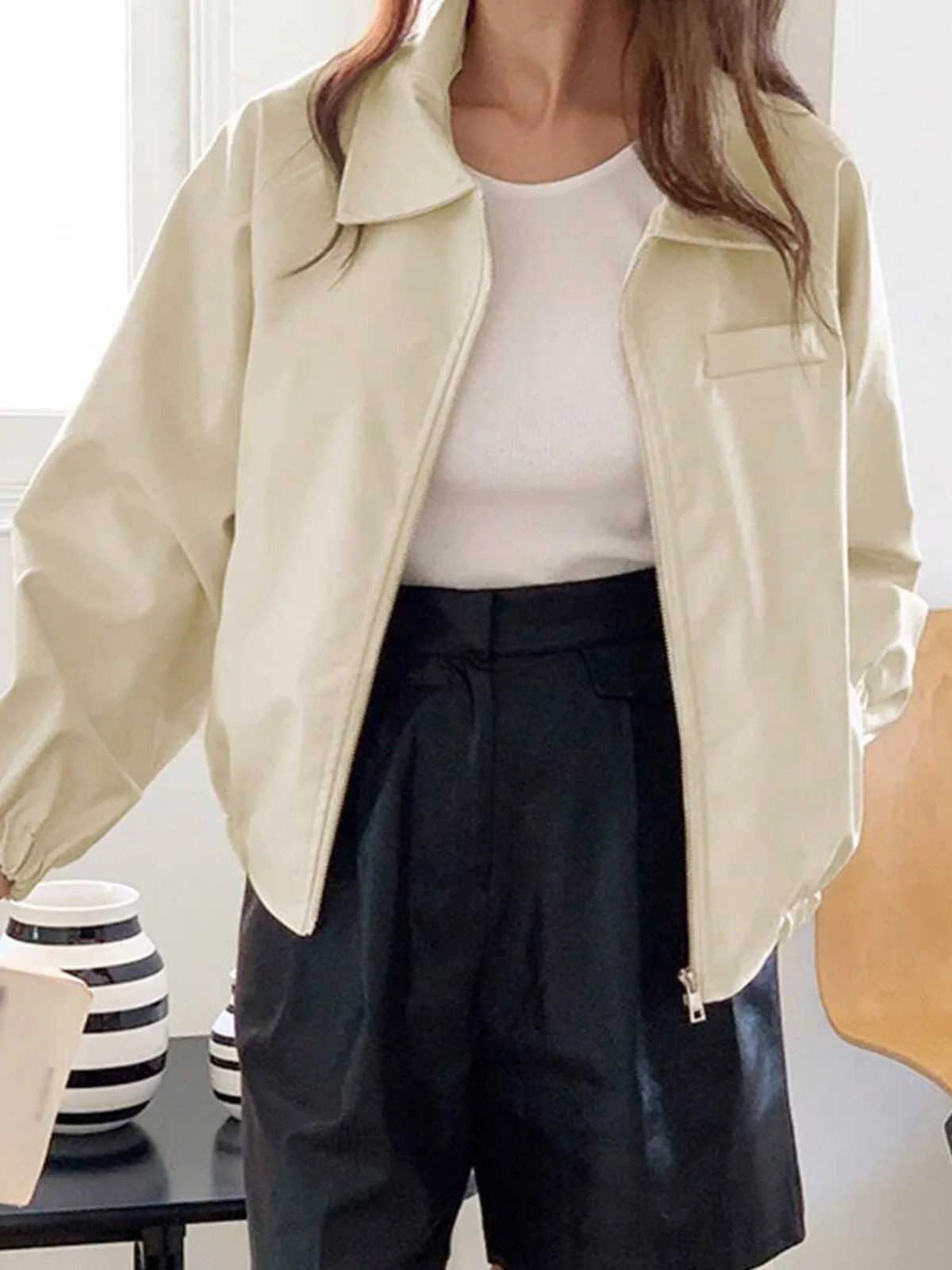 シックな春秋ベージュカラーのバイカージャケット レディースPUレザージャケット ショート丈 アメリカンスタイル バイクジャケット ジッパー開閉