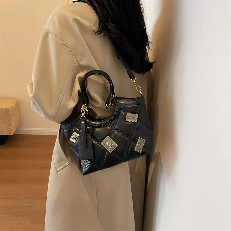 

High-grade Texture Femme Chic 2025 New Niche Ringer Badge Single Shoulder Crossbody Ote Bag Fashion Trend Diamond Check Zipper