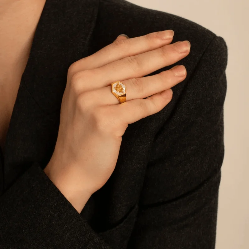 1pc Womens Fashionable Bee Ring, Luxurious Elegant Finish Perfect for Vacation, Exudes Sexy Confidence