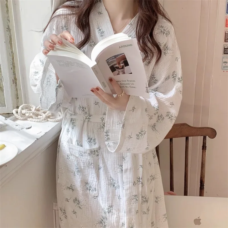 

Spring and Summer Sexy Women's Morning Gown, Bathrobe, Women's White Floral Loose Robe, V-Neck Long Sleeved Home Nightgown