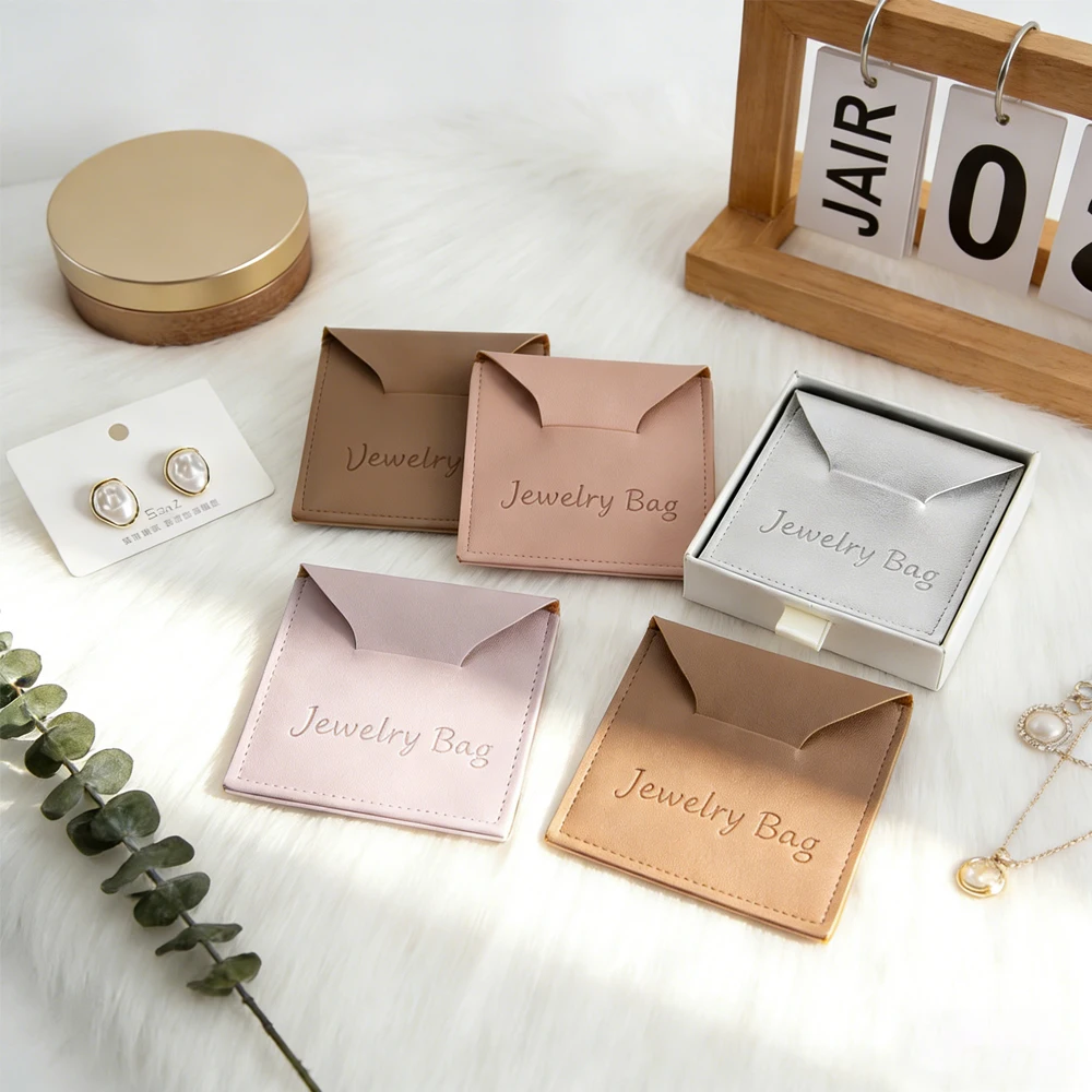 

50 шт. кожаных мешочков для украшений с логотипом на заказ, 8x8 см, для серег, свадебных подарков, упаковки, хранения ожерелий, колец, ключей