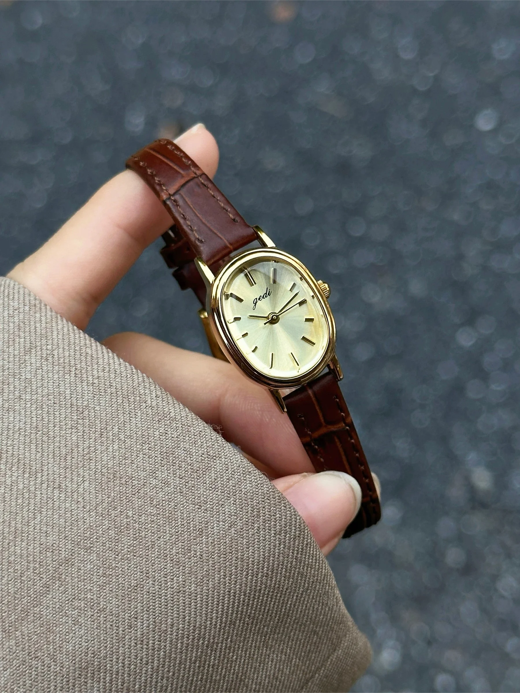 New Niche Fashion Women's Watch Oval Roman Quartz Watch Elegant Ladies Watch Lover Gift