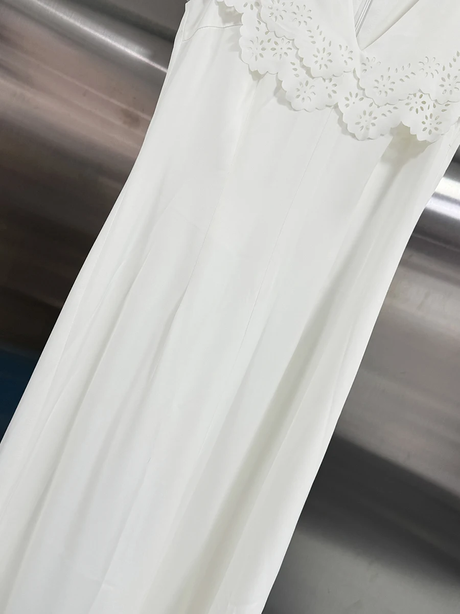 CHICEVER Biała Sukienka z Wycięciami, Dekolt V, Bez Rękawów, Wyszczuplająca, Elegancka, Intelektualna, Letnia Moda Damska