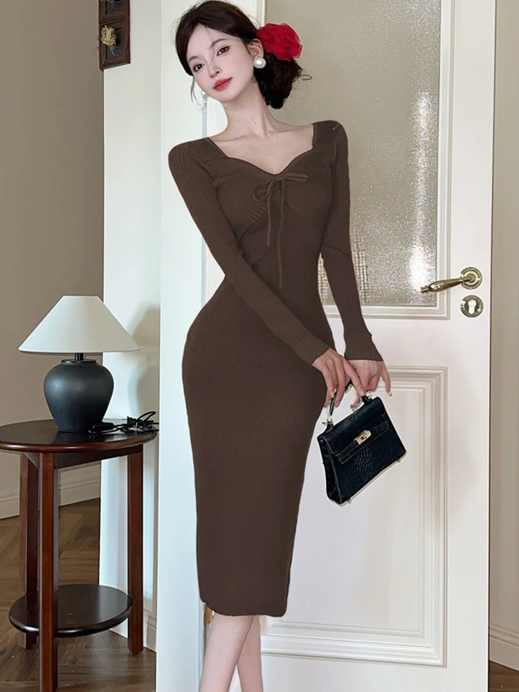 เดรสไหมพรมสีแดง คอเหลี่ยม แขนยาว ทรงเข้ารูป สำหรับงานพรอม ฤดูใบไม้ร่วง ปี 2025 สไตล์เกาหลี หรูหรา สง่างาม เหมาะสำหรับงานกลางคืน