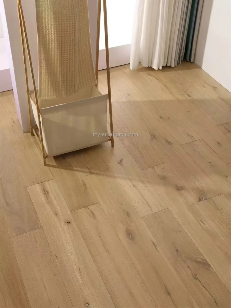 유럽산 오크 엔지니어드 우드 파켓의 맞춤형 버전, 모던한 브러쉬드 디자인을 사용한 오래된 넓은 판재 모방