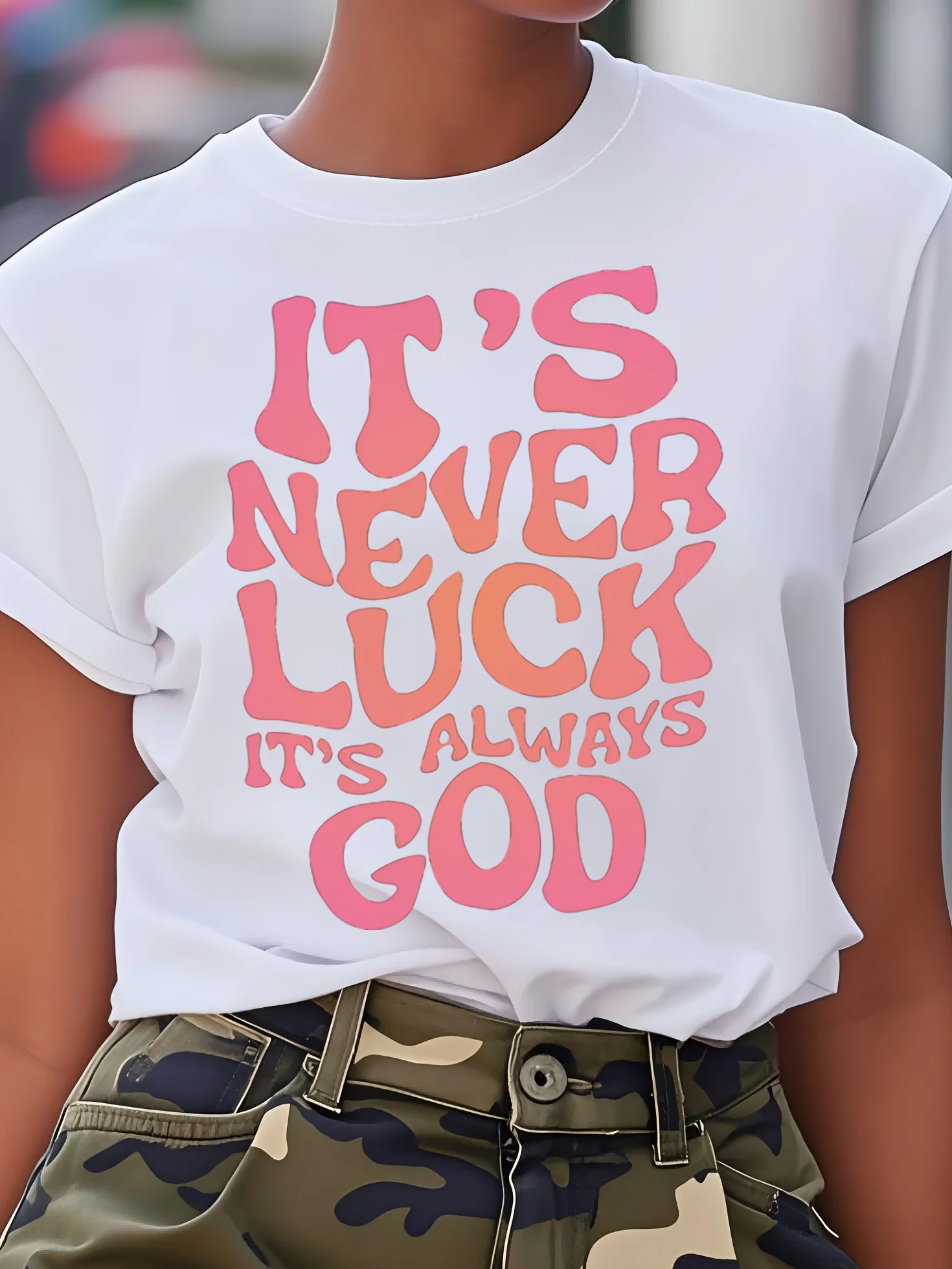 تي شيرت نسائي مموه ملهم "It's Never Luck It's Allways God" طباعة تي شيرت كاجوال لجميع المواسم مع نسيج متمدد صغير