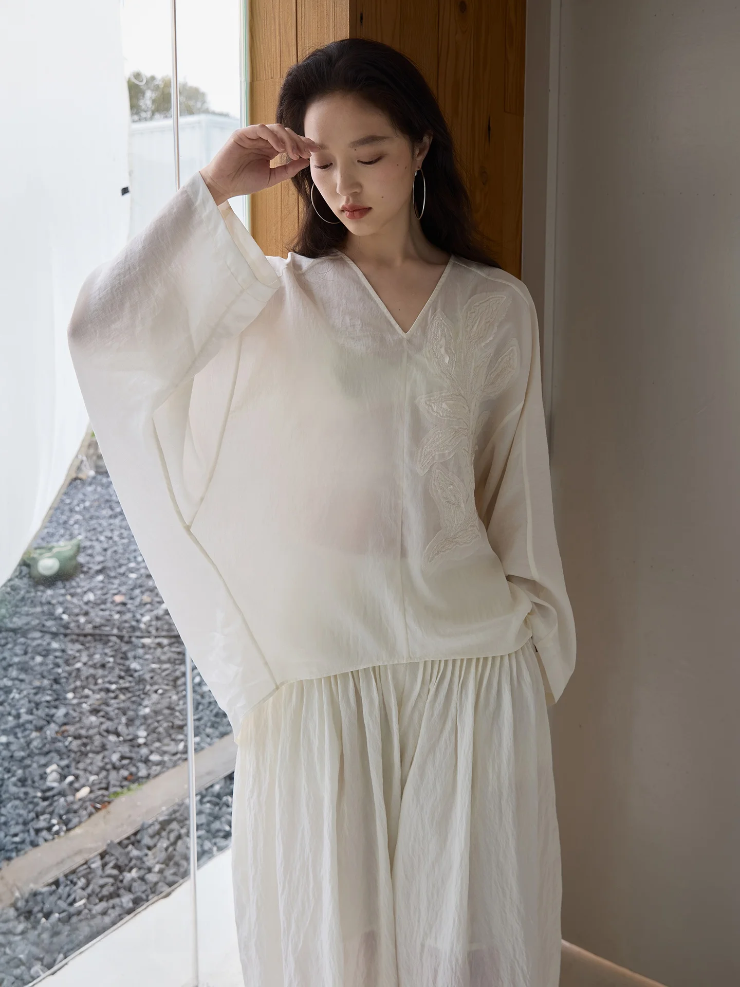 

Элегантная женская блузка с длинным рукавом и V-образным вырезом из ацетатного льна и лиоцелла с 3D-вышивкой в виде листьев