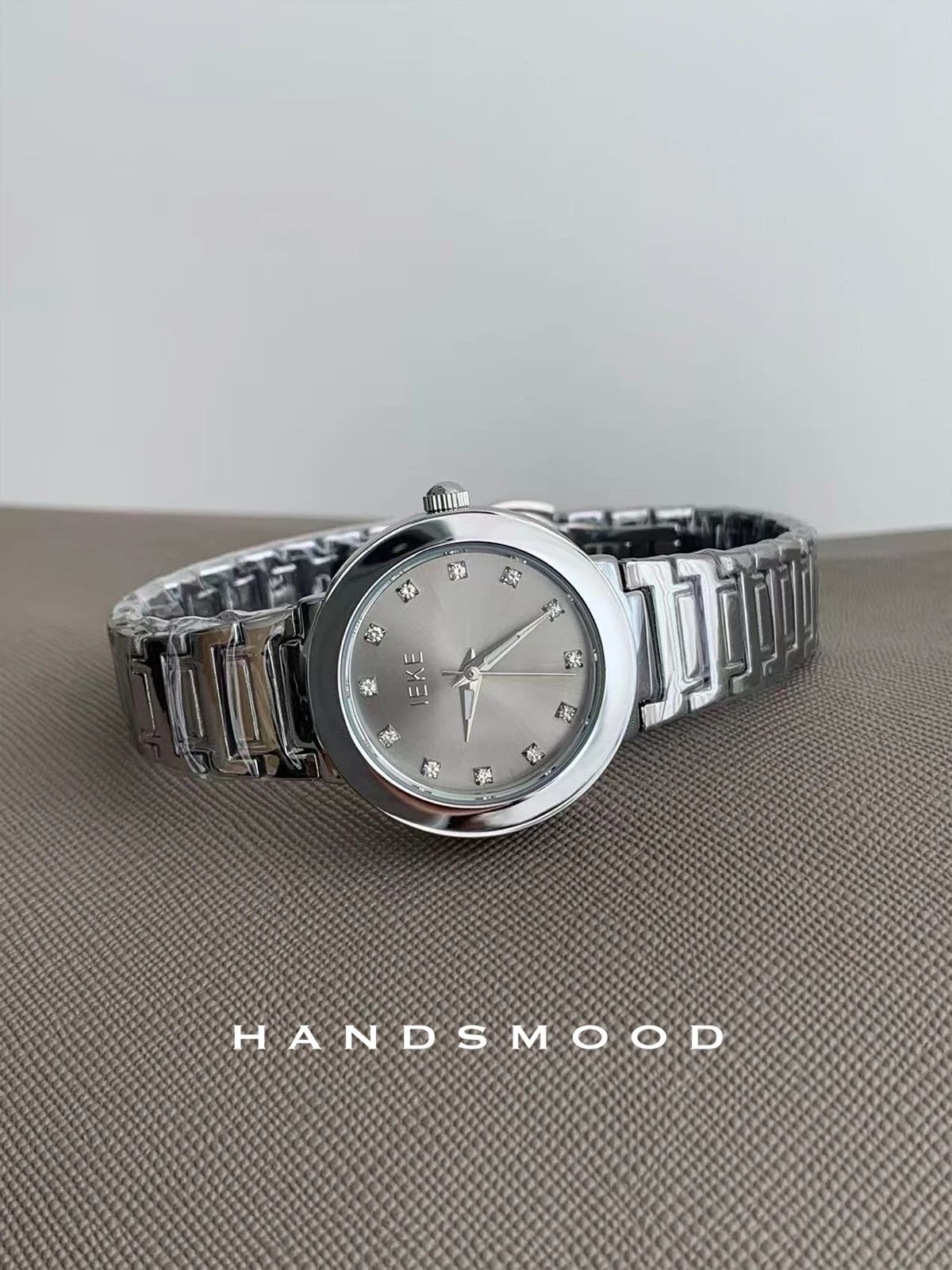 

Silver-grey, stylish and elegant 2025 new women's chain watch, high-end luxury women's wristwatch, a perfect gift for women.