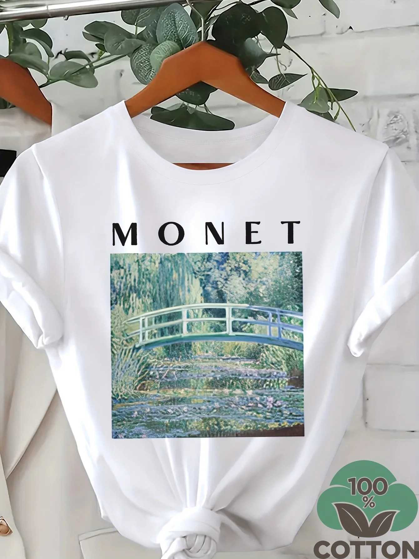 

Женская футболка White Monet Water Lilies Art & Bold Letter Print — мягкий повседневный топ с круглым вырезом и короткими рукавами на весну