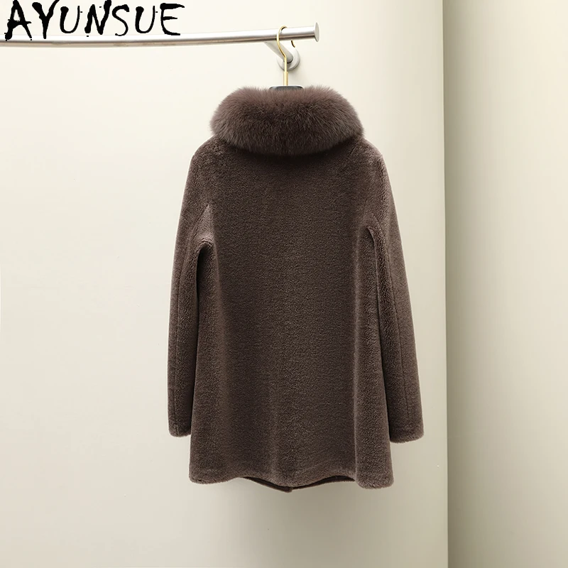 معطف فرو صوف 100% من AYUNSUE للنساء 2025 ملابس شتوية بياقة من فرو الثعلب معاطف قص الأغنام للنساء من الفرو المركب
