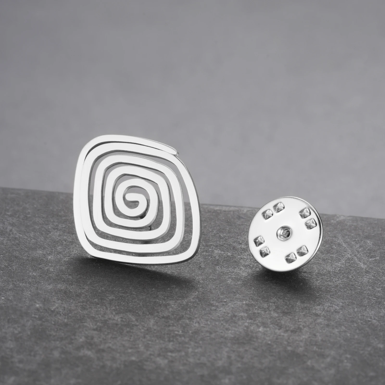 Edelstahl Spiral-Wirbel-Labyrinth-Anstecknadel für Damen und Herren, geometrische Anzugkragen-Abzeichen, Schmuck Großhandel 2026 Trend Neu