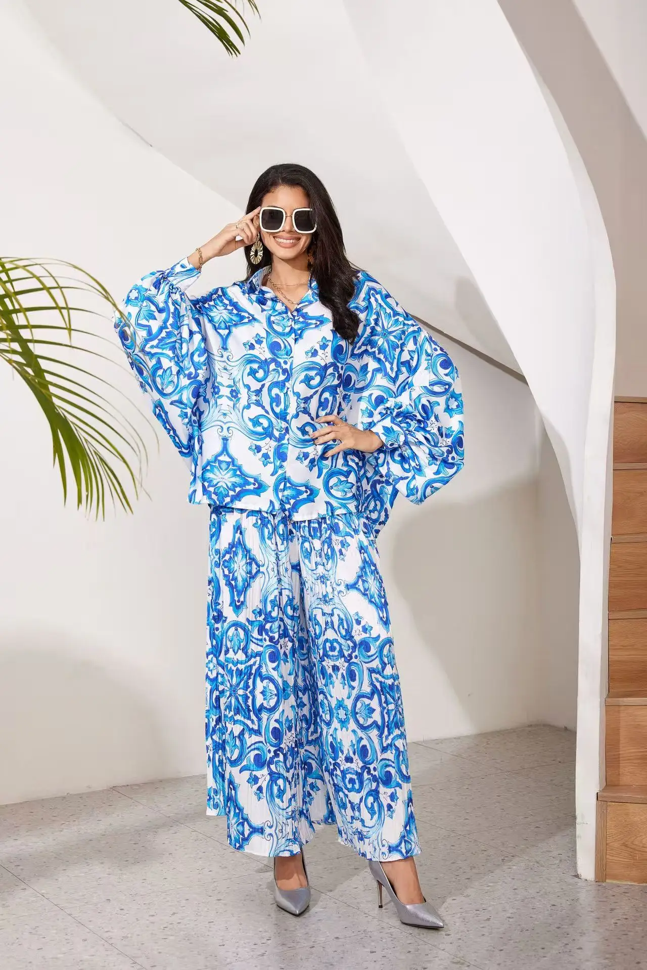 

2025 Новая синяя летняя мода для женщин, роскошные свободные рубашки с развевающимися рукавами и эластичной резинкой на талии, плиссированные широкие брюки, комплект из 2 предметов