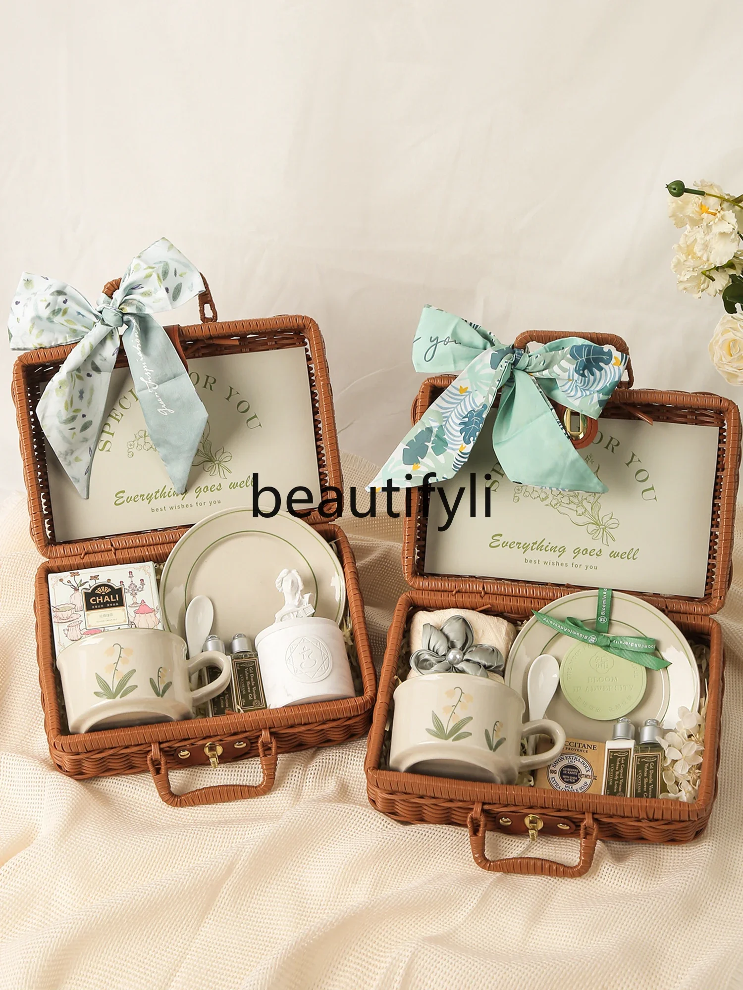 Souvenir bridesmaids niche high-end practical rattan hand basket